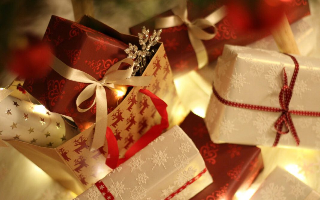 125 Geschenke verteilt: Weihnachtswunschbaumaktion im Mandelhain erfolgreich abgeschlossen