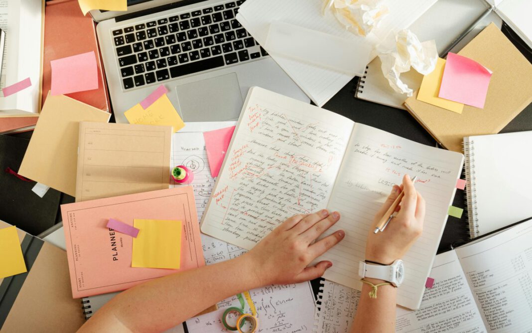 Kreatives Arbeiten mit Fundstücken: Kurs zu Junk Journaling in Kelsterbach